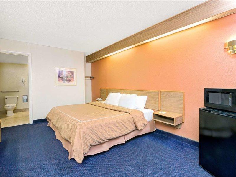 Days Inn By Wyndham Charlotte Northlake Eksteriør billede